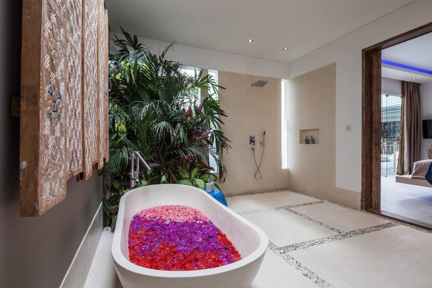 Spacious 4 Bedroom Garden And Pool