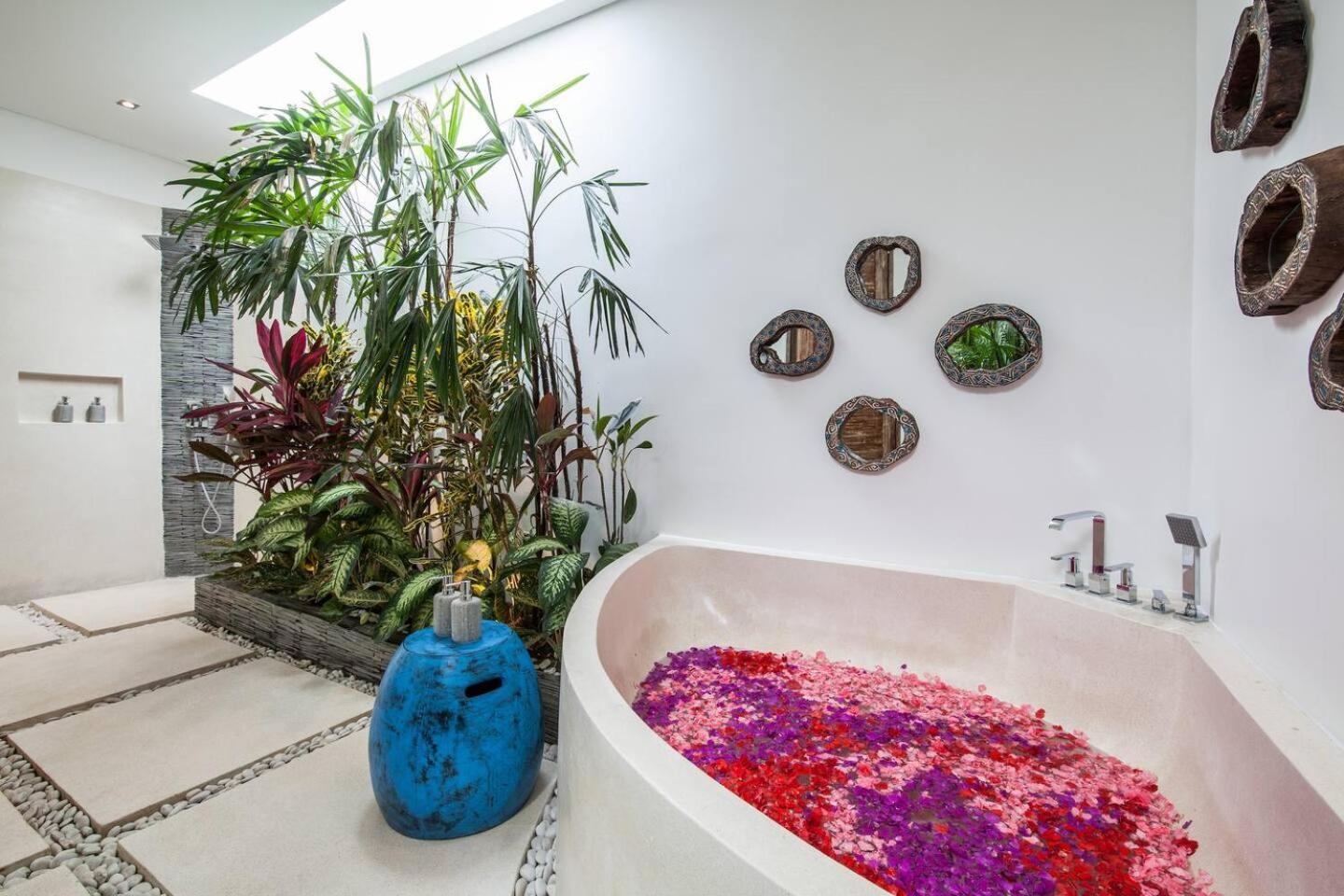 Villa Spacious 4 Bedroom Garden And Pool