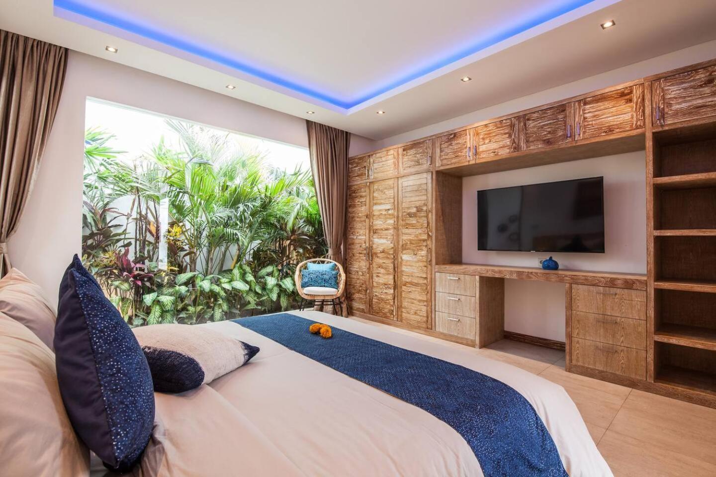 Spacious 4 Bedroom Garden And Pool