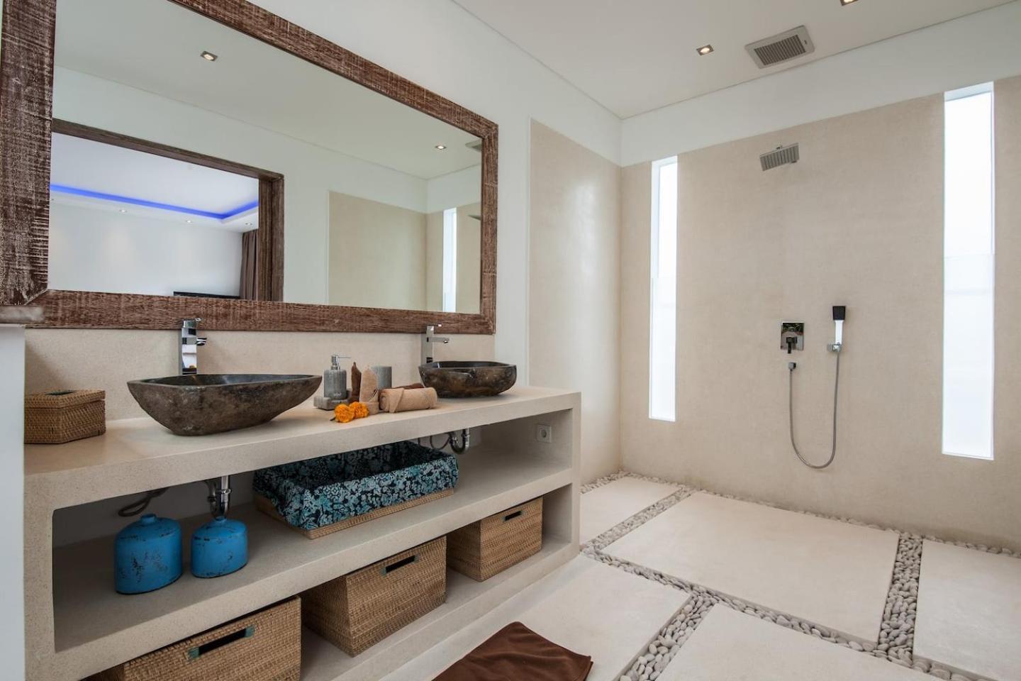 Villa Spacious 4 Bedroom Garden And Pool