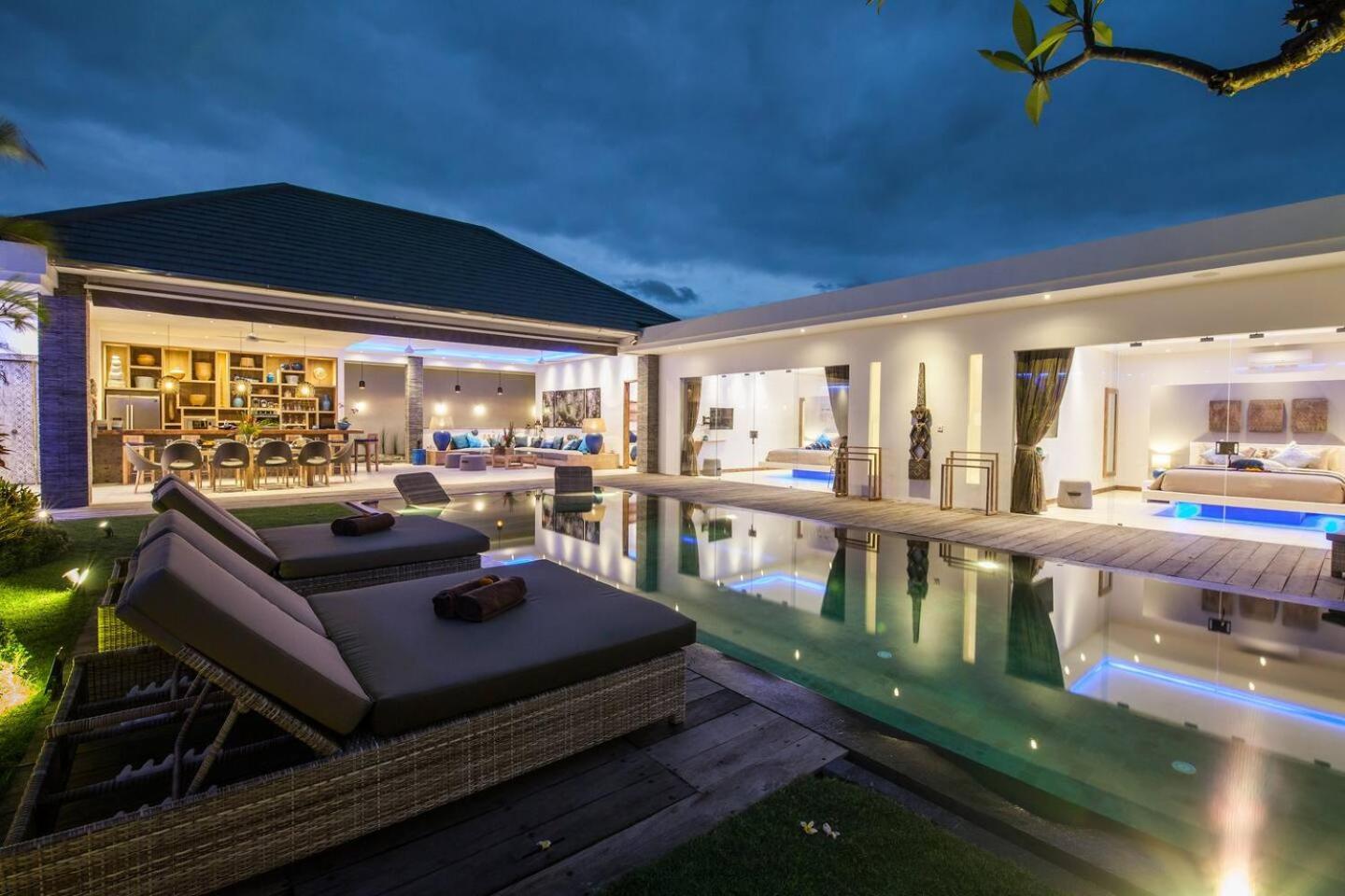Spacious 4 Bedroom Garden And Pool *