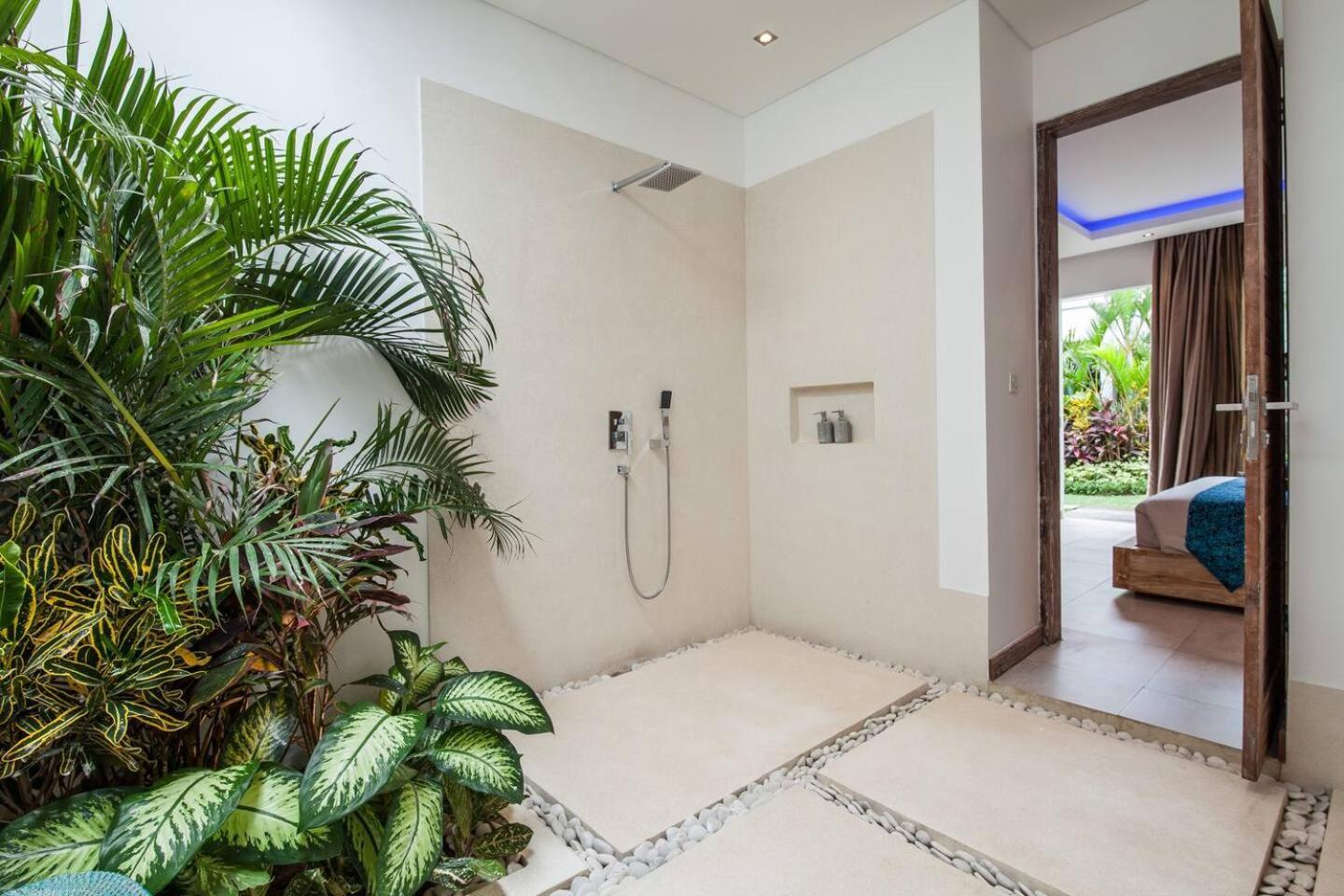 Spacious 4 Bedroom Garden And Pool