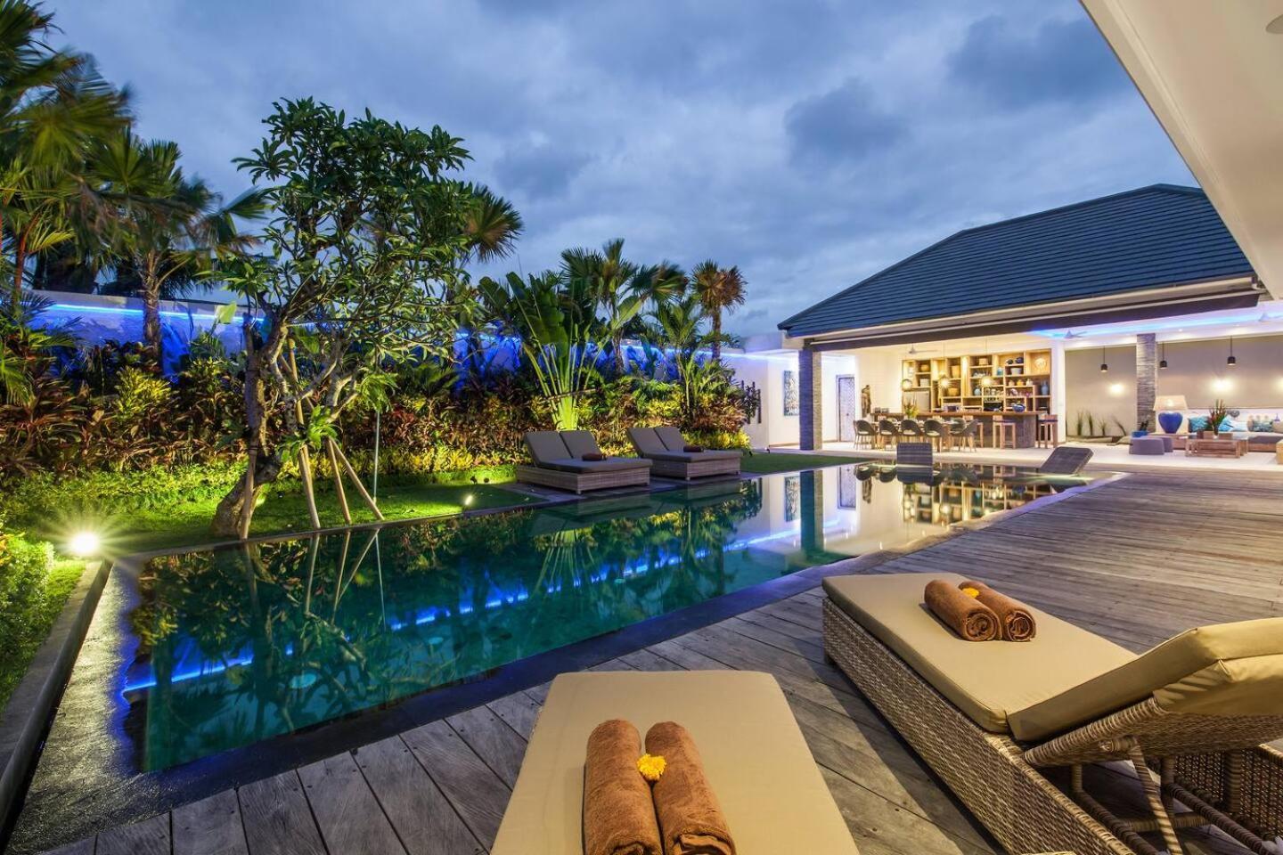 Spacious 4 Bedroom Garden And Pool
